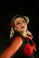 ein asiatisch Tänzer erstaunt das Publikum im ein kulturell Kunst Performance im rot Kostüme foto