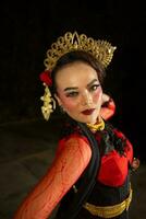 ein asiatisch Tänzer erstaunt das Publikum im ein kulturell Kunst Performance im rot Kostüme foto