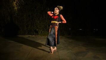 ein asiatisch Tänzer posiert sehr schön während Stehen im das Schloss foto