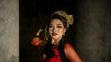 ein indonesisch Tänzer mit Gesichts- Ausdrücke Das strahlen Schönheit und Glück Tänze und fesselt das Publikum foto