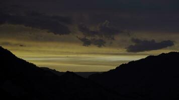 dramatisch Himmel während Sonnenuntergang über Alpen, Schweiz. Aktion. atemberaubend natürlich Hintergrund mit das Hügel versteckt im das Schatten und schön Himmel. foto