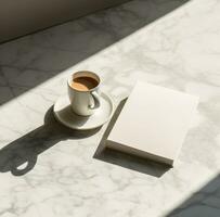 ai generiert ein Tasse von Kaffee sitzt Nächster zu ein Buch voll von Seiten foto