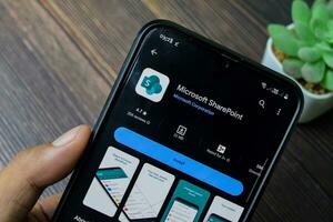 Microsoft Sharepoint Anwendung auf Smartphone Bildschirm. Microsoft Sharepoint ist ein Freeware Netz Browser entwickelt durch Microsoft Konzern. bekasi, Indonesien, Dezember 18, 2023 foto