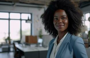 ai generiert ein Afroamerikaner Geschäft Frau Stehen im ein Büro mit ein Lächeln auf ihr Gesicht foto