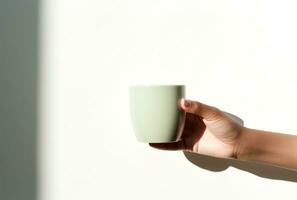 ai generiert Silhouette Hände halt ein Tasse von Kaffee foto