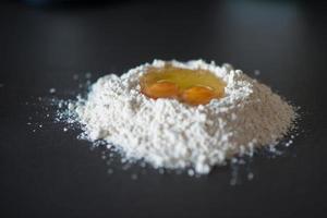 Eier und Mehl für hausgemachte Pasta