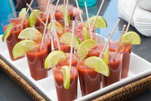 Tablett mit köstlicher Gazpacho aus Tomaten und Erdbeeren, serviert in Gläsern mit einer Zitronenscheibe. Spanien foto