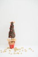 einfache Weihnachtsdekoration mit einem handgefertigten Weihnachtsbaum foto