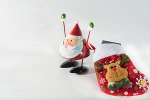 Weihnachtsmann mit einer Socke voller Geschenke foto