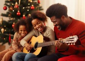 ai generiert afrikanisch amerikanisch multikulturell Familie und Kinder spielen Gitarre hinter Weihnachten Baum foto