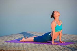 Mädchen tun Yoga Übung foto