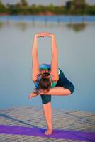 Mädchen tun Yoga Übung foto