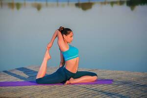 Mädchen tun Yoga Übung foto