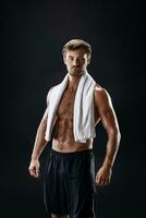 Porträt von ein Fitness Mann mit Handtuch auf Schultern suchen weg. glücklich jung Mann entspannend nach Ausbildung. foto