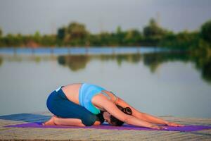 Mädchen tun Yoga Übung foto