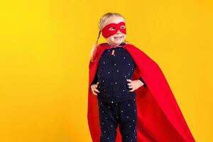 komisch wenig Leistung Superheld Kind Mädchen im ein rot Regenjacke und ein Maske. Superheld Konzept. foto