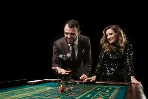 Mann und Frau spielen beim Roulette Tabelle im Kasino foto