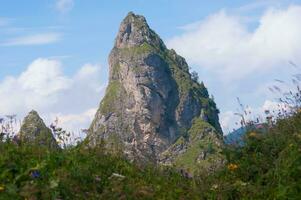 ein Berg mit ein groß Felsen Formation foto