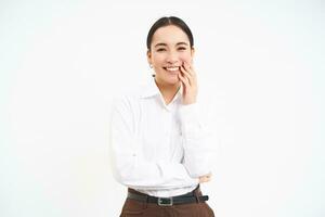 Porträt von lächelnd Koreanisch Frau, Geschäftsfrau mit sorglos Glück auf ihr Gesicht, Weiß Studio Hintergrund foto