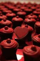 ai generiert Cupcakes im rot Samt Herz gestalten auf Tabelle foto