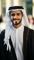 ai generiert Porträt von ein jung Arabisch Mann im traditionell Kleid lächelnd foto