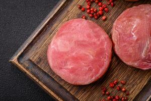 runden gestalten Steaks von roh saftig Thunfisch mit Salz- und Gewürze foto