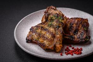 köstlich saftig Rindfleisch oder Hähnchen Steak mit Salz, Gewürze und Kräuter foto