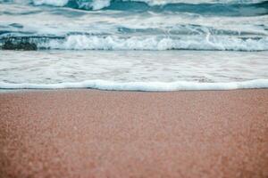 Sand Strand in der Nähe von Barcelona Hintergrund Konzept Foto. Fotografie mit Wellen und Meer Schaum. Mittelmeer Winter Meer foto