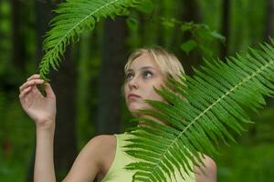 jung schön Frau im das Wald bewundern das Vegetation foto