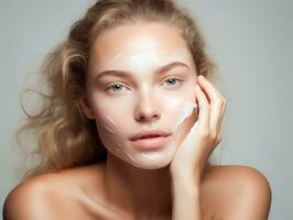 ai generiert Schönheit jung Frau bewirbt sich Sahne auf ihr Gesicht, Mädchen Schönheit Haut Pflege. Gesichts- Behandlung. ai generiert foto
