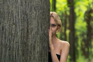 jung Frau Nächster zu das Baum im das Wald foto