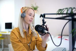 jung Frau ist Streaming während Sitzung im Coworking beim das Computer foto