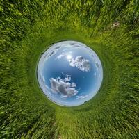 Blue Hole Sphäre kleiner Planet innerhalb des runden Rahmenhintergrunds des grünen Grases foto