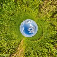 Blue Hole Sphäre kleiner Planet innerhalb des runden Rahmenhintergrunds des grünen Grases foto