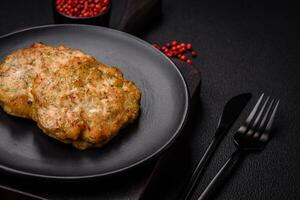 köstlich frisch gebraten gehackt Fisch Schnitzel mit Gewürze und Kräuter foto