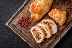 leckere Frischfleischrolle aus Hähnchenfilet, Champignons, Gewürzen und Kräutern foto