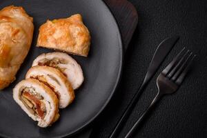 leckere Frischfleischrolle aus Hähnchenfilet, Champignons, Gewürzen und Kräutern foto