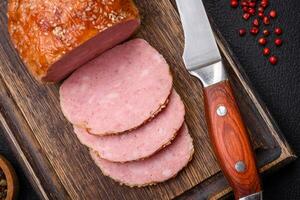 köstlich gebacken Hähnchen oder Truthahn Fleisch rollen mit Salz- und Gewürze foto