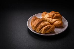 köstlich knusprig gebacken Süss Croissants mit Füllung auf ein Keramik Teller foto