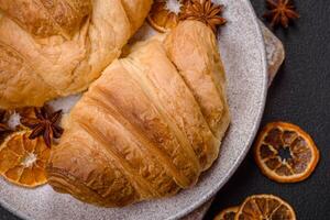 köstlich knusprig gebacken Süss Croissants mit Füllung auf ein Keramik Teller foto