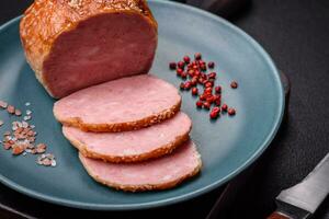 köstlich gebacken Hähnchen oder Truthahn Fleisch rollen mit Salz- und Gewürze foto