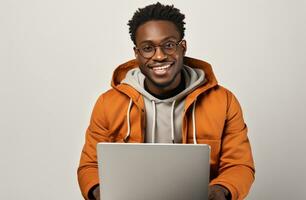 ai generiert ein schwarz Mann ist halten ein Laptop Laptop, foto