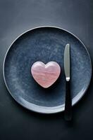 ai generiert ein leeren Teller mit ein Rosa Herz auf es und ein Gabel und Messer auf das oben foto