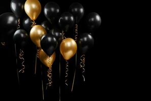 ai generiert schwarz Hintergrund Rahmen mit Gold und schwarz Luftballons foto
