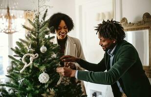 ai generiert ein Mann und Frau schmücken das Weihnachten Baum, foto