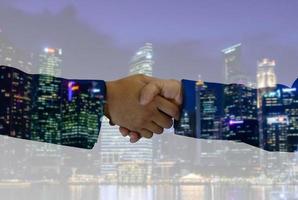 Geschäftsmann Investor Handshake mit Stadthintergrund, Digitaltechnik, Kommunikation, Teamwork, Partnerschaftskonzept