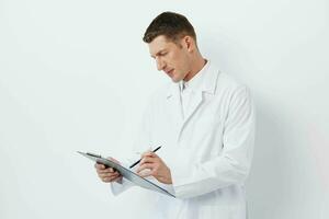 Mann Rezept schreiben der Chirurg Diagnose Uniform Beruf Stethoskop Medizin ernst Gesundheit foto
