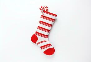ai generiert Weihnachten Socke isoliert auf Weiß mit Süßigkeiten Stöcke, foto