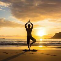 ai generiert ein Mann tun Yoga auf ein Strand, mit das Ozean und Sonnenaufgang im das Hintergrund foto