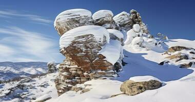 ai generiert des Winters Skulptur - - Schnee bedeckt Felsen Formation auf Berg. generativ ai foto